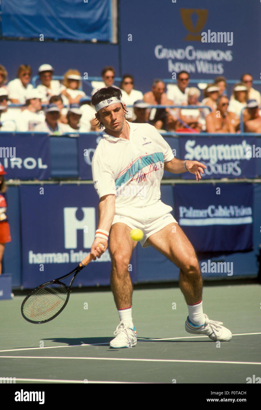 Emilio Sánchez en acción contra Boris Becker en el torneo de la Copa de Campeones de Newsweek en Indian Wells, CA el 6 de marzo de 1988 Foto de stock