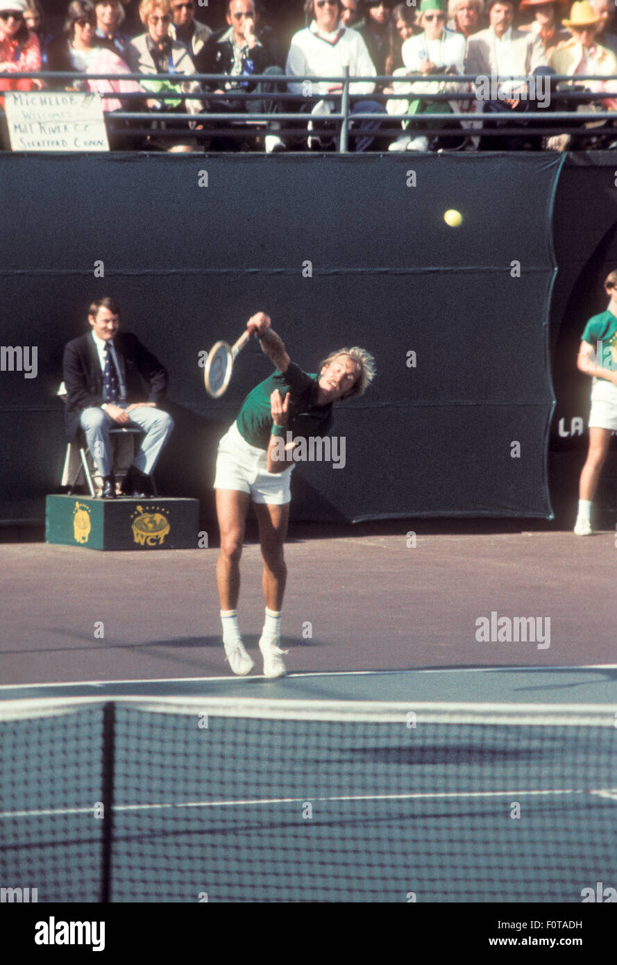 Stan Smith en acción en el torneo de tenis en Carlsbad, California en Marzo de 1974. Foto de stock