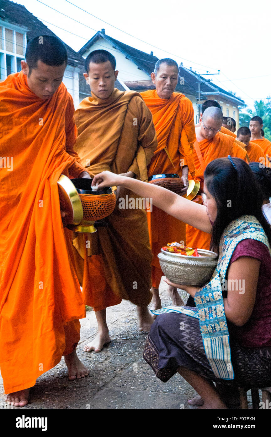 Los monjes recibiendo limosnas en Luang Prabang, Laos Foto de stock
