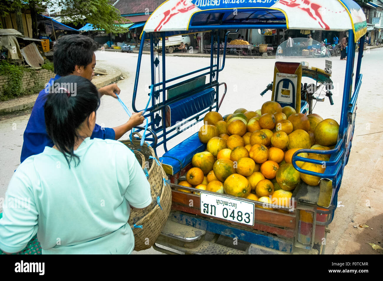 Streetvendor con ricksha y melones en lunag prabang lao Foto de stock
