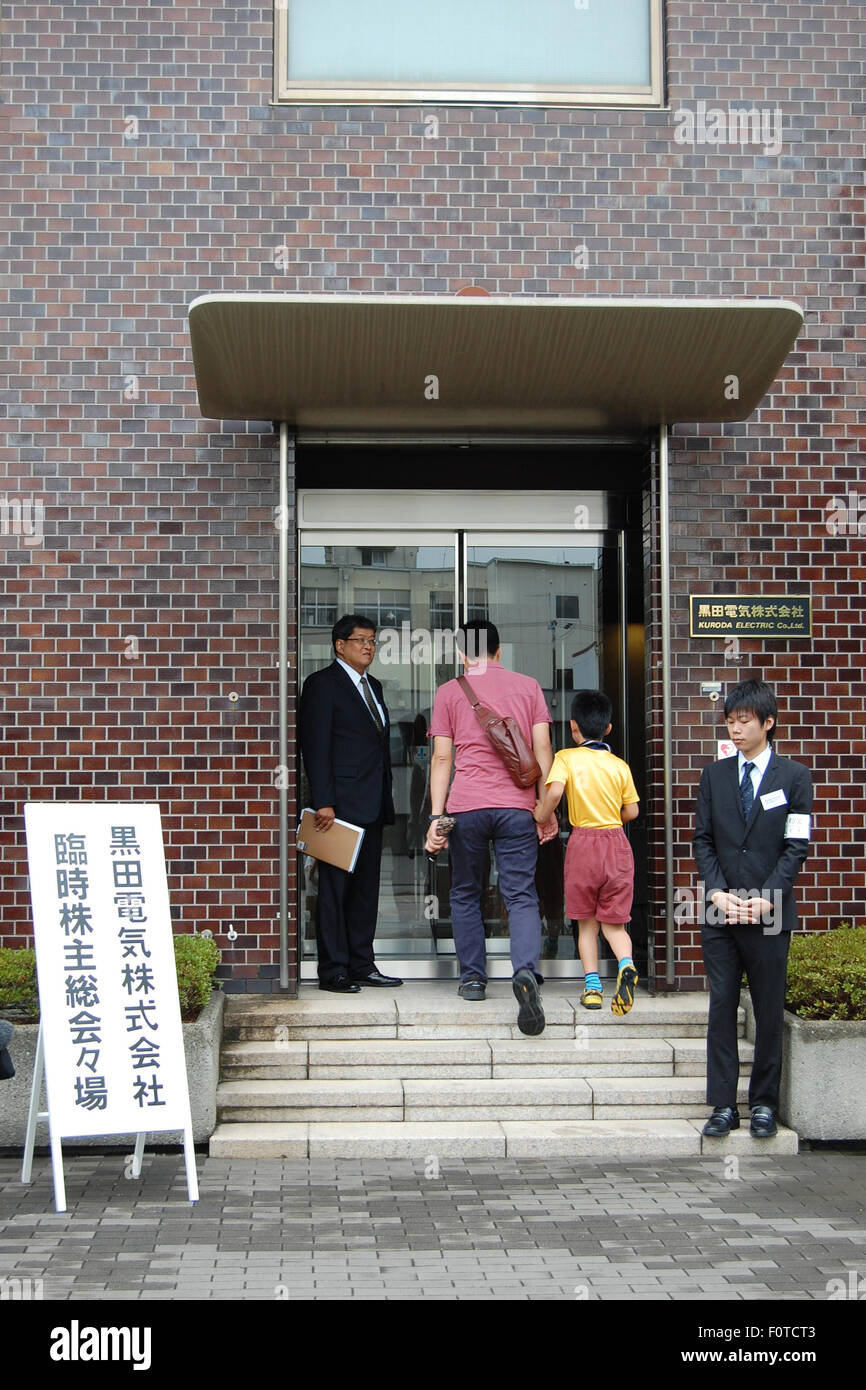 Osaka Japon 21 Aug 15 Los Accionistas Llegan A Kuroda Electric Co S Building En Osaka Japon El 21 De Agosto De 15 Un Grupo Que Incluye A Murakami C I Holdings Co Han