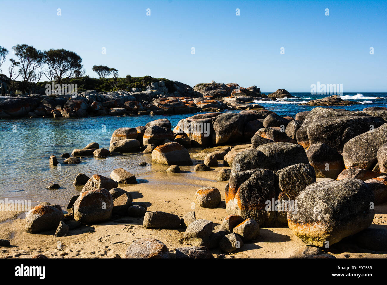 Las coloridas rocas de granito en Binalong Bay, Bahía de incendios, Santa Helena, Tasmania Foto de stock