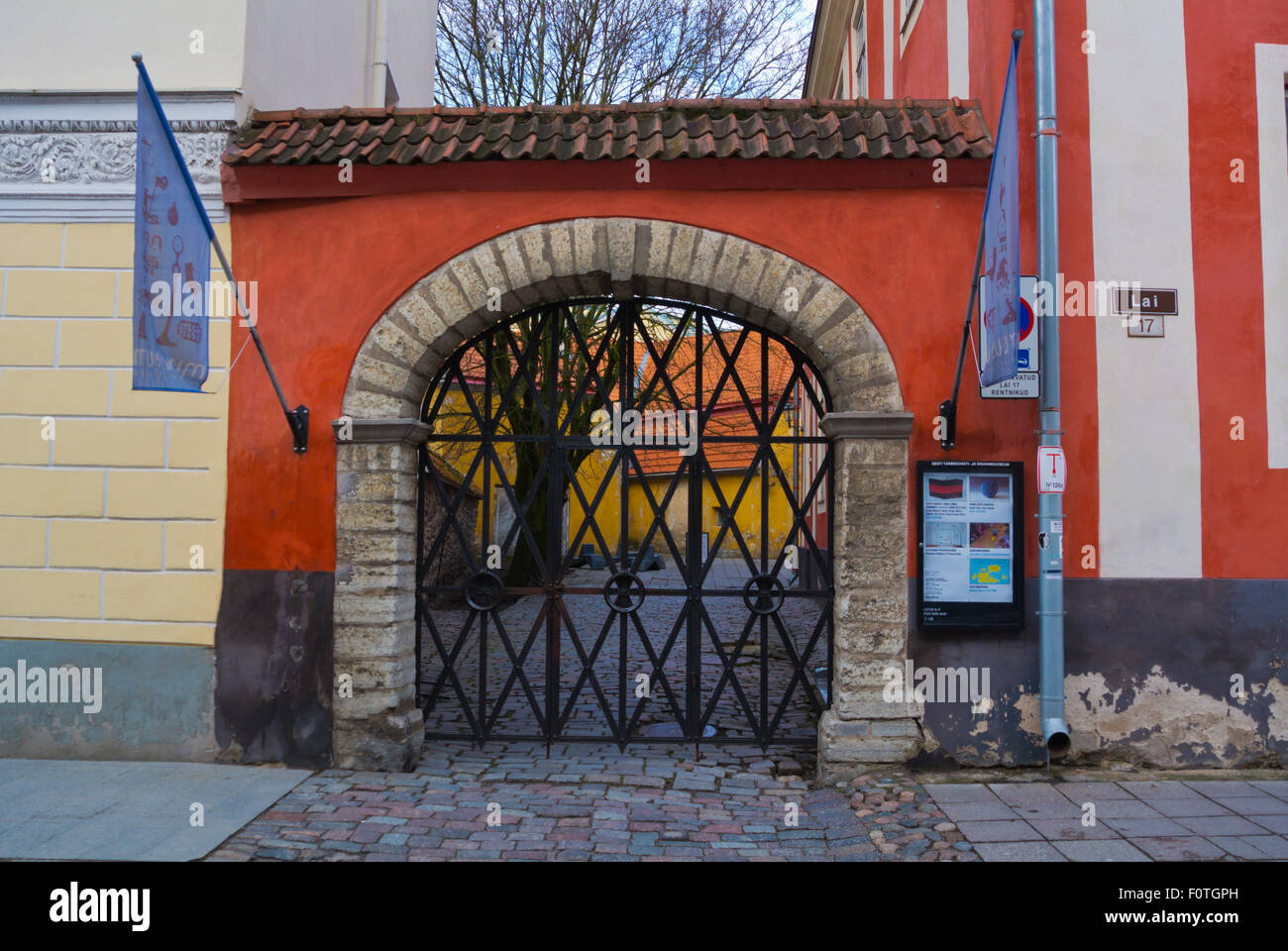El estonio museo de artes aplicadas y diseño, Lai Street, Old Town, Tallin, Estonia, en el norte de Europa Foto de stock