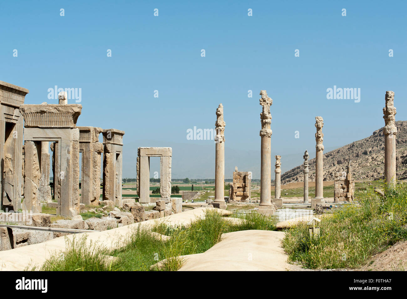 Puertas y pilares, el palacio residencial de Xerxes y Apadana, antigua capital real persa Persépolis, Irán Foto de stock