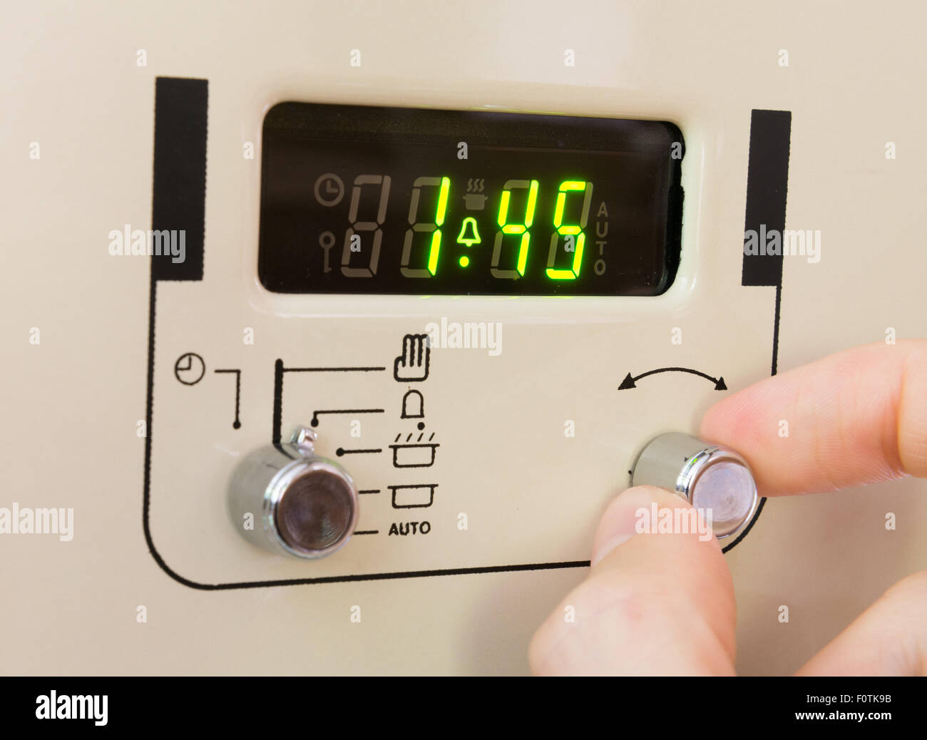 Establecer un temporizador de cocina para 1 hora y 45 minutos Fotografía de  stock - Alamy