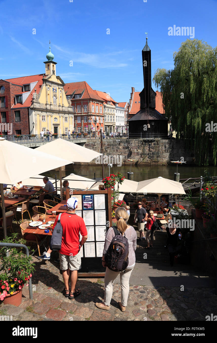 Cafés en Stintmarkt, Old Harbour trimestre en río Ilmenau, Lueneburg, Lüneburg, Baja Sajonia, Alemania, Europa Foto de stock