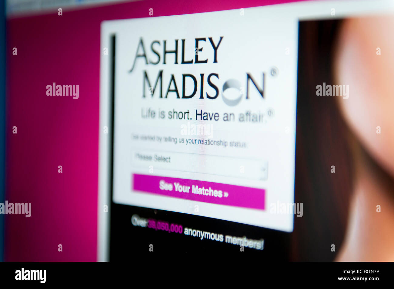Imagen de un escritorio de ordenador Mac con la portada del sitio web de Ashley Madison adulterio Foto de stock