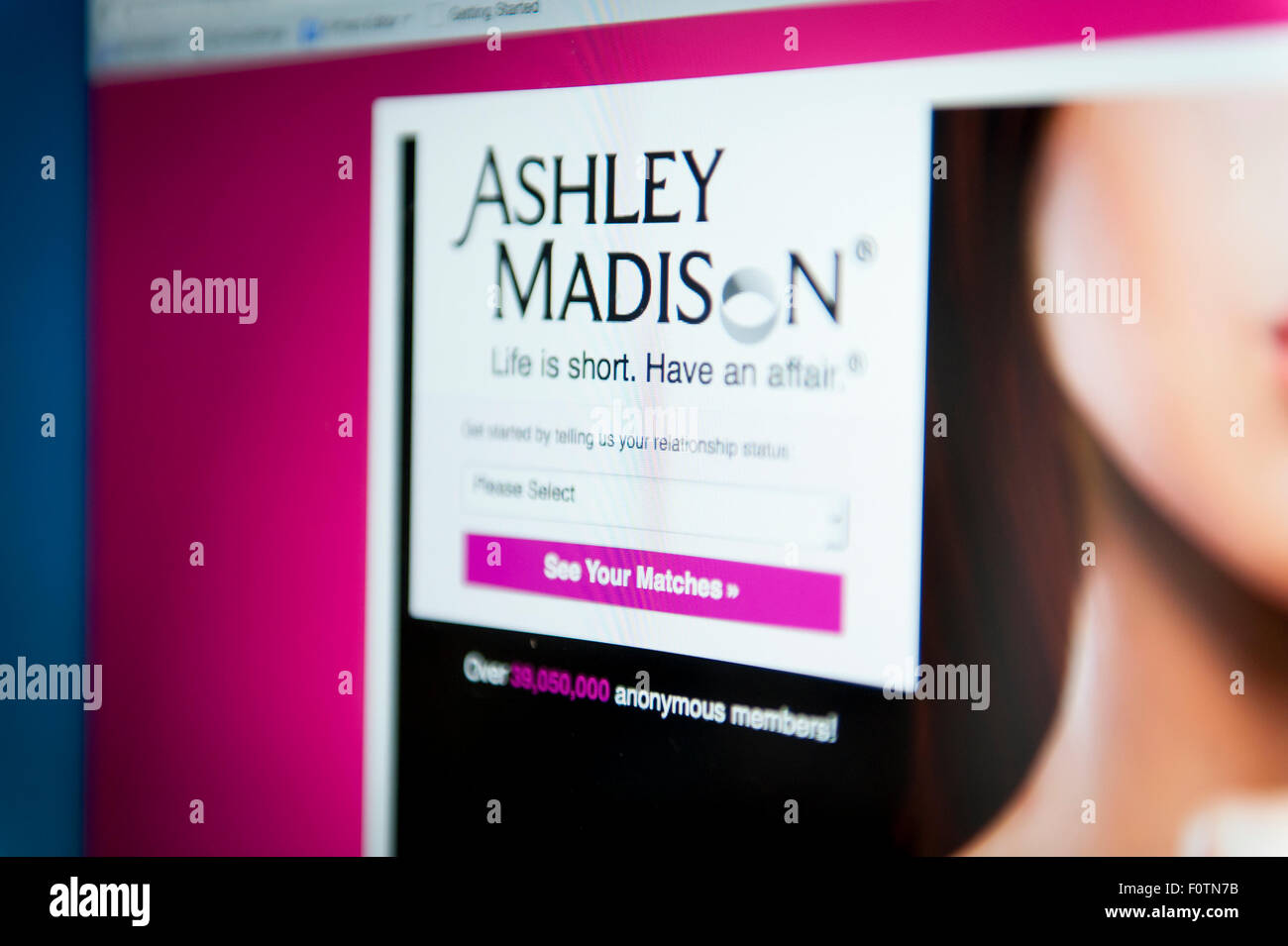 Imagen de un escritorio de ordenador Mac con la portada del sitio web de Ashley Madison adulterio Foto de stock