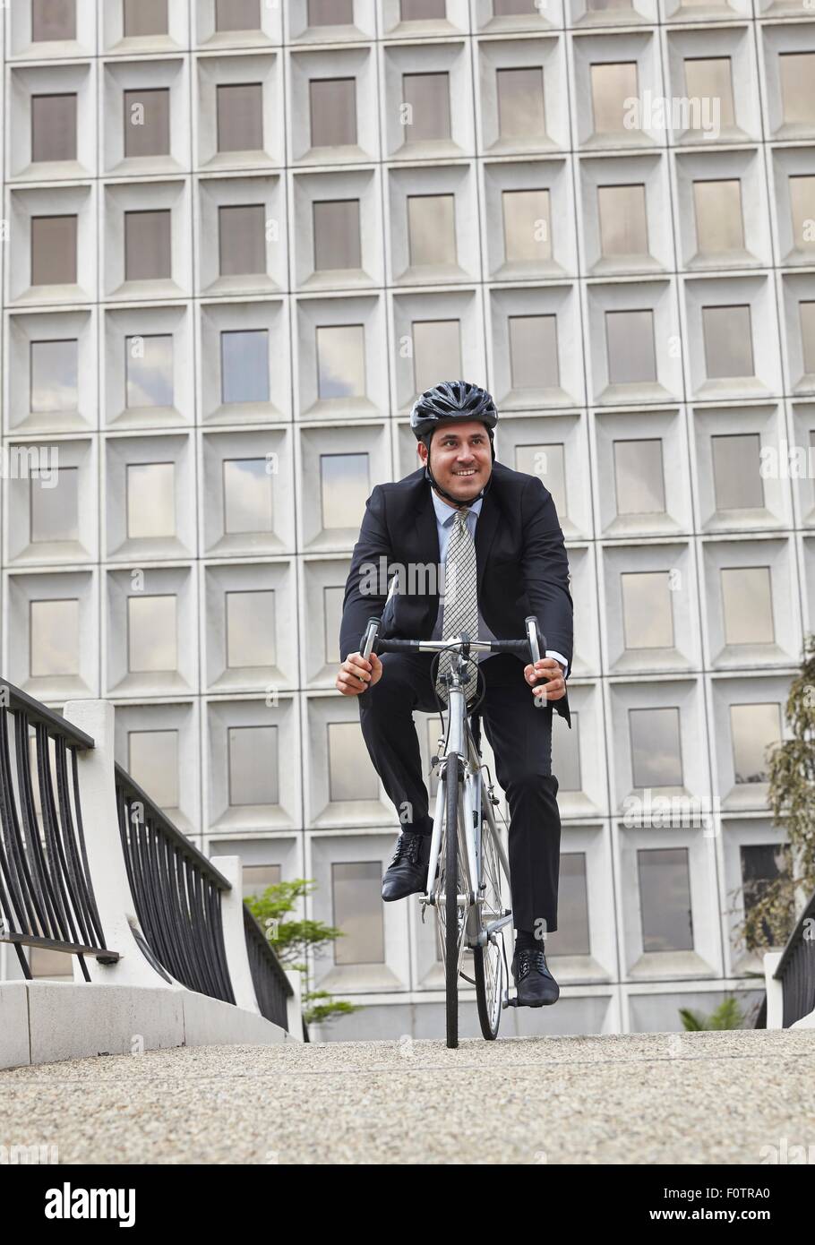 Casco De La Bici Del Hombre De Negocios Que Lleva Joven Foto de