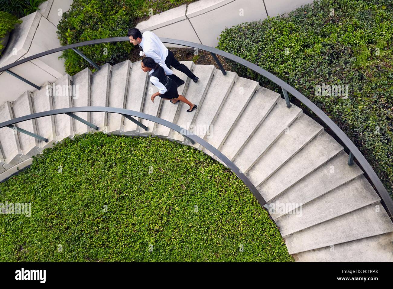 Un alto ángulo de vista de gente de negocios escalera espiral ascendente Foto de stock