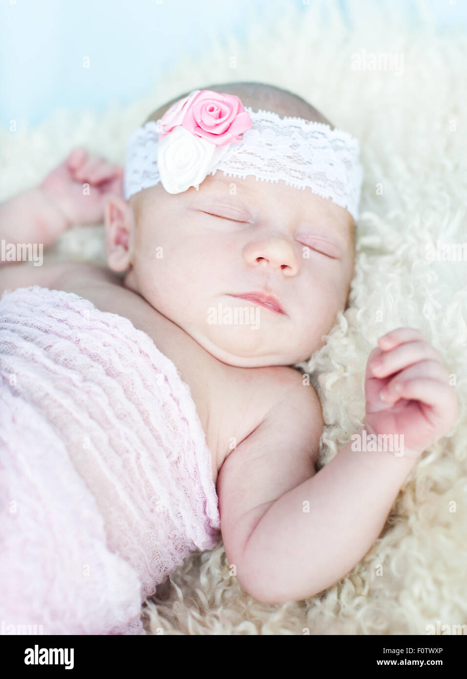 Bebé recién nacido duerme poco apretados 15 días Fotografía de stock - Alamy