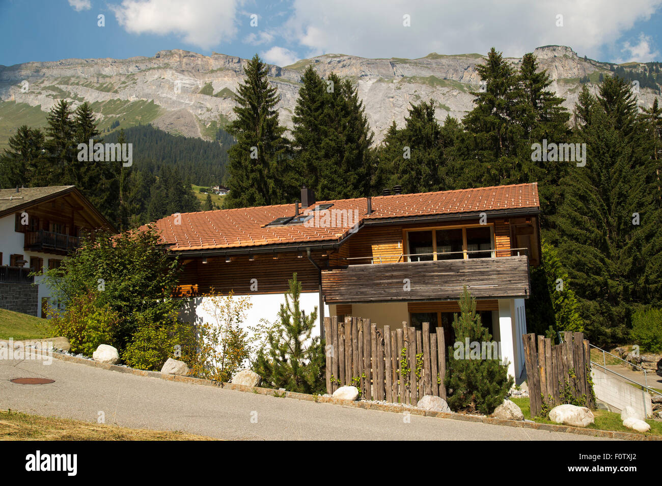 Swiss Chalet en Flims en Suiza Verano Foto de stock