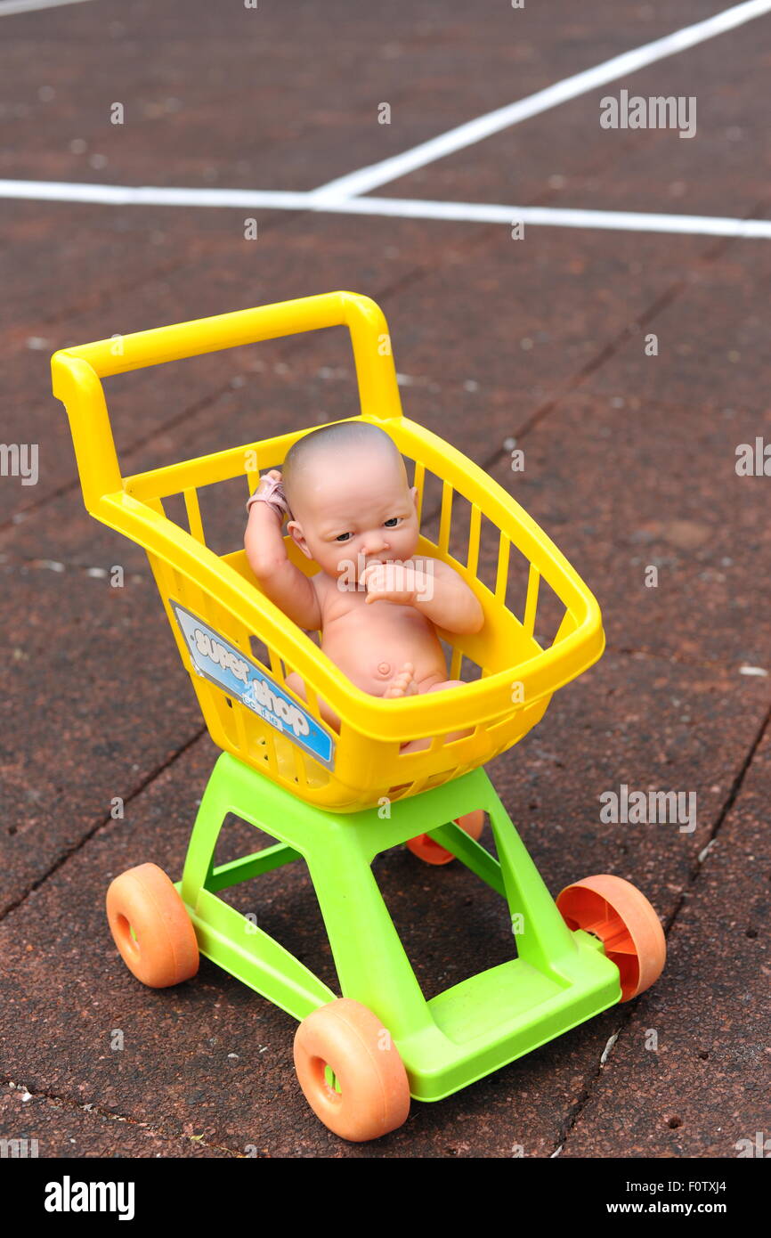 Bebé juguetes de plástico en un carrito de juguete de plástico