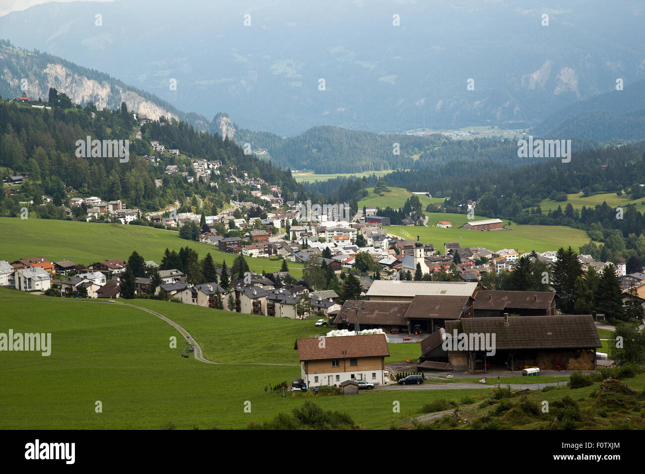 Swiss Chalet en Flims en Suiza Verano Foto de stock