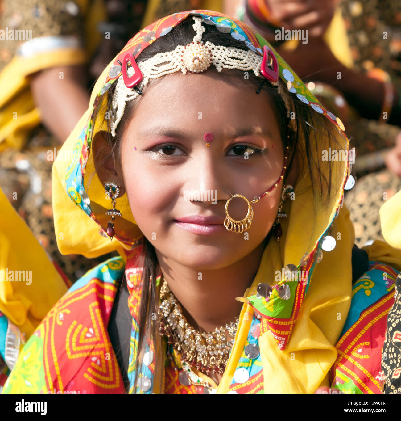 PUSHKAR, India - 21 de noviembre: una niña no identificada en coloridos trajes étnicos atiende en la feria de Pushkar en Noviembre 21, 2012 en Foto de stock