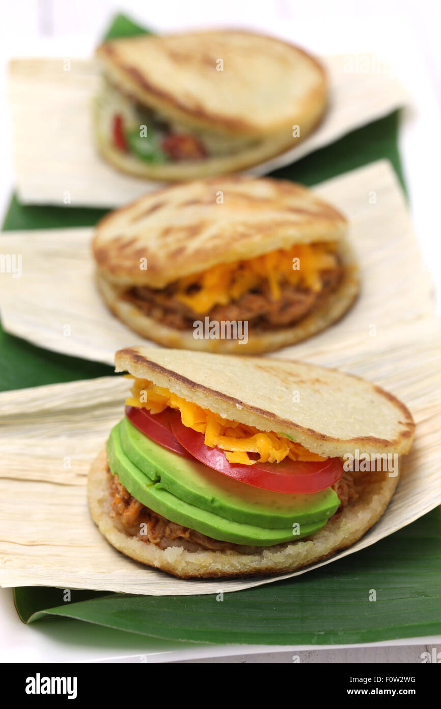 Arepas, sándwiches de pan de maíz colombiano venezolano Foto de stock