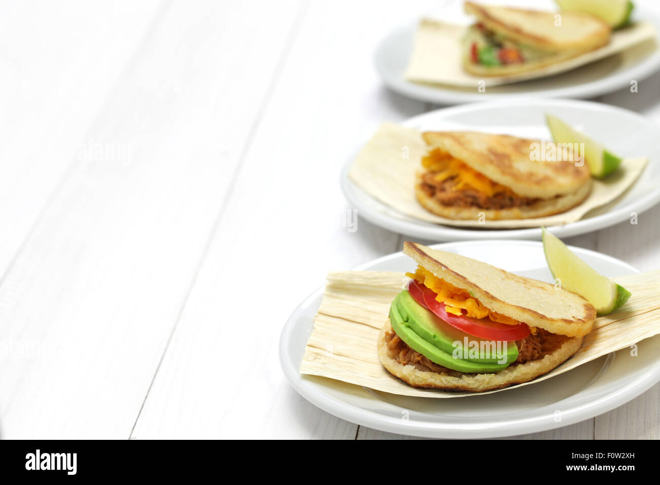 Arepas, sándwiches de pan de maíz colombiano venezolano Foto de stock