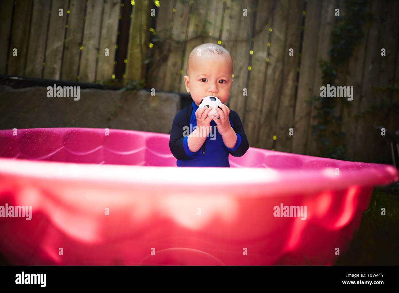 Baby Boy dentro de bañera rosa Foto de stock