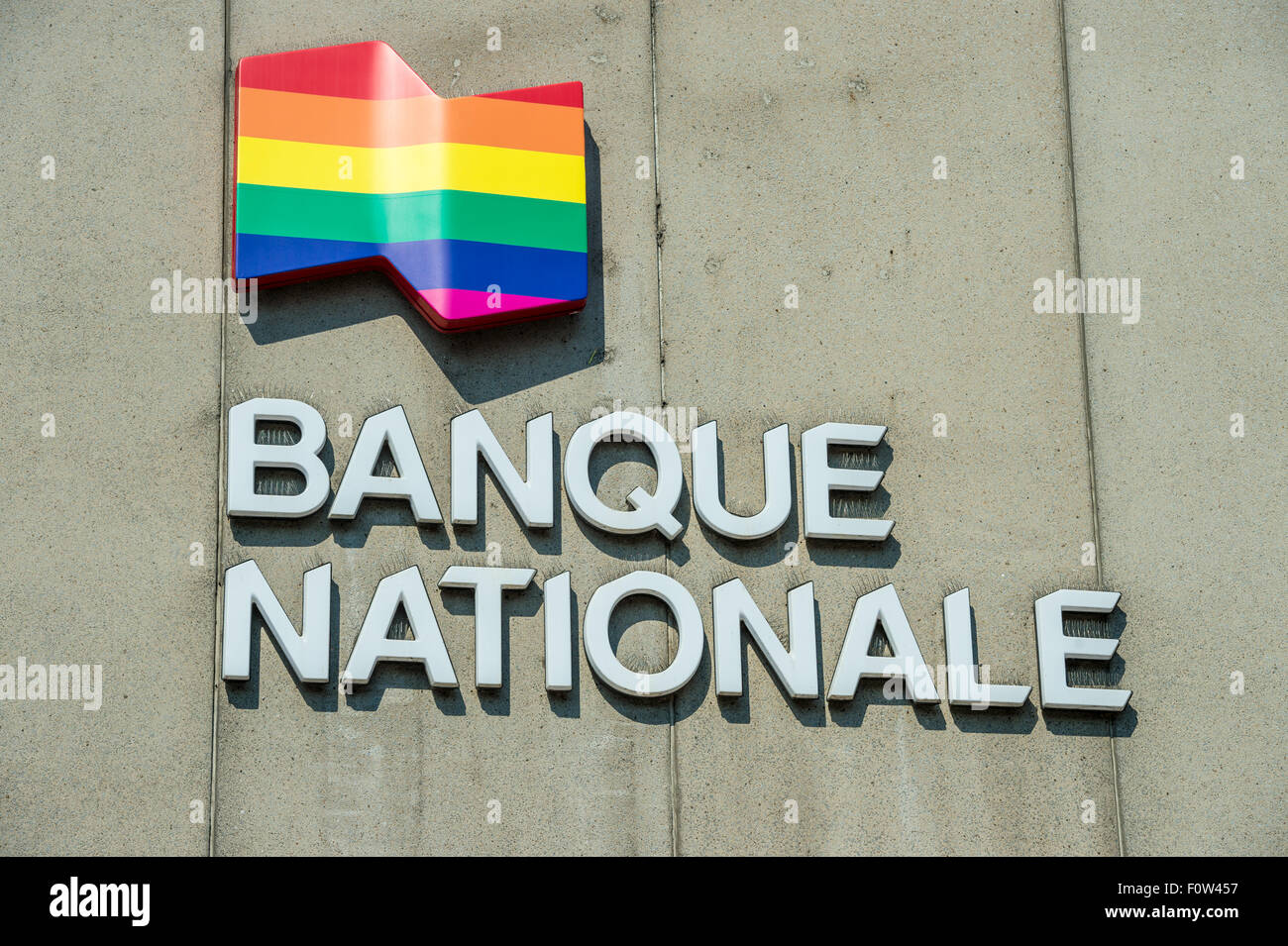 Banque Nationale (Banco Nacional) muestra la bandera del arco iris celebra la semana del orgullo gay en Montreal, Canadá Foto de stock