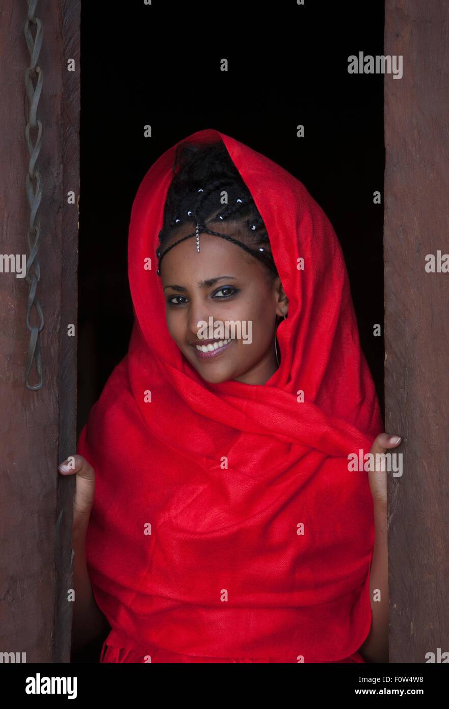 Retrato de joven mujer en abrir la puerta de Amhara, Etiopía, África Foto de stock
