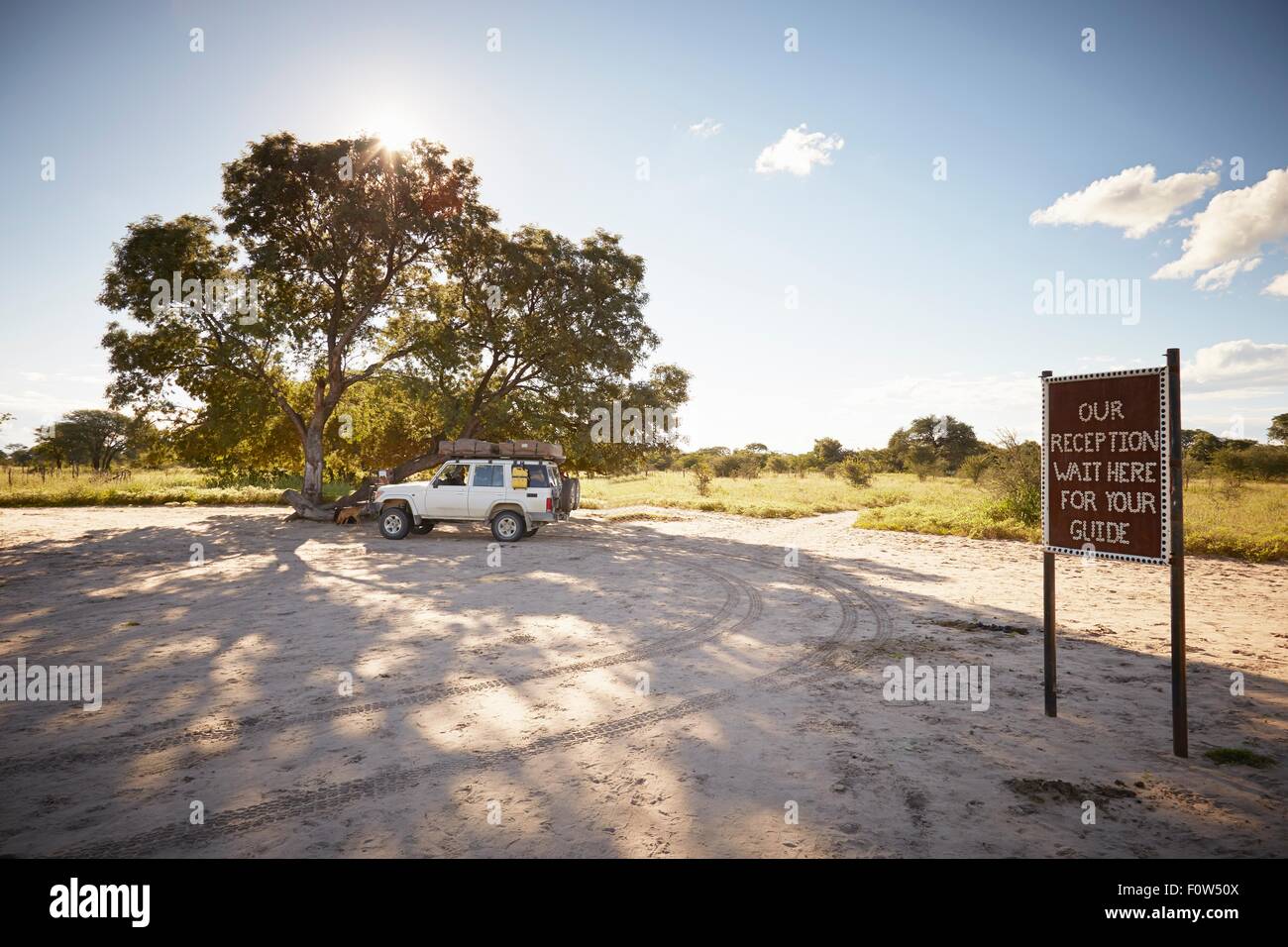 Off Road vehículo estacionado por punto turístico, Grootfontein, Namibia Kavango, Foto de stock