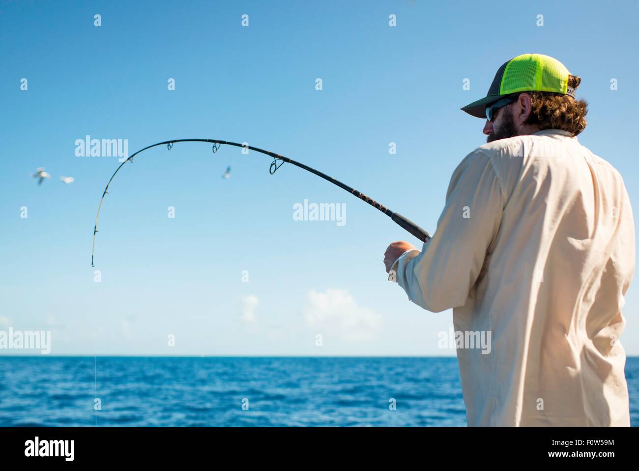 Hombre que pesca en mar, Islamorada, Florida, EE.UU. Foto de stock