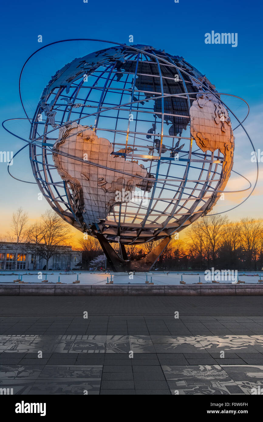 El icónico monumento del 1964 la Feria Mundial de Nueva York de Uni-esfera durante la puesta de sol. Foto de stock