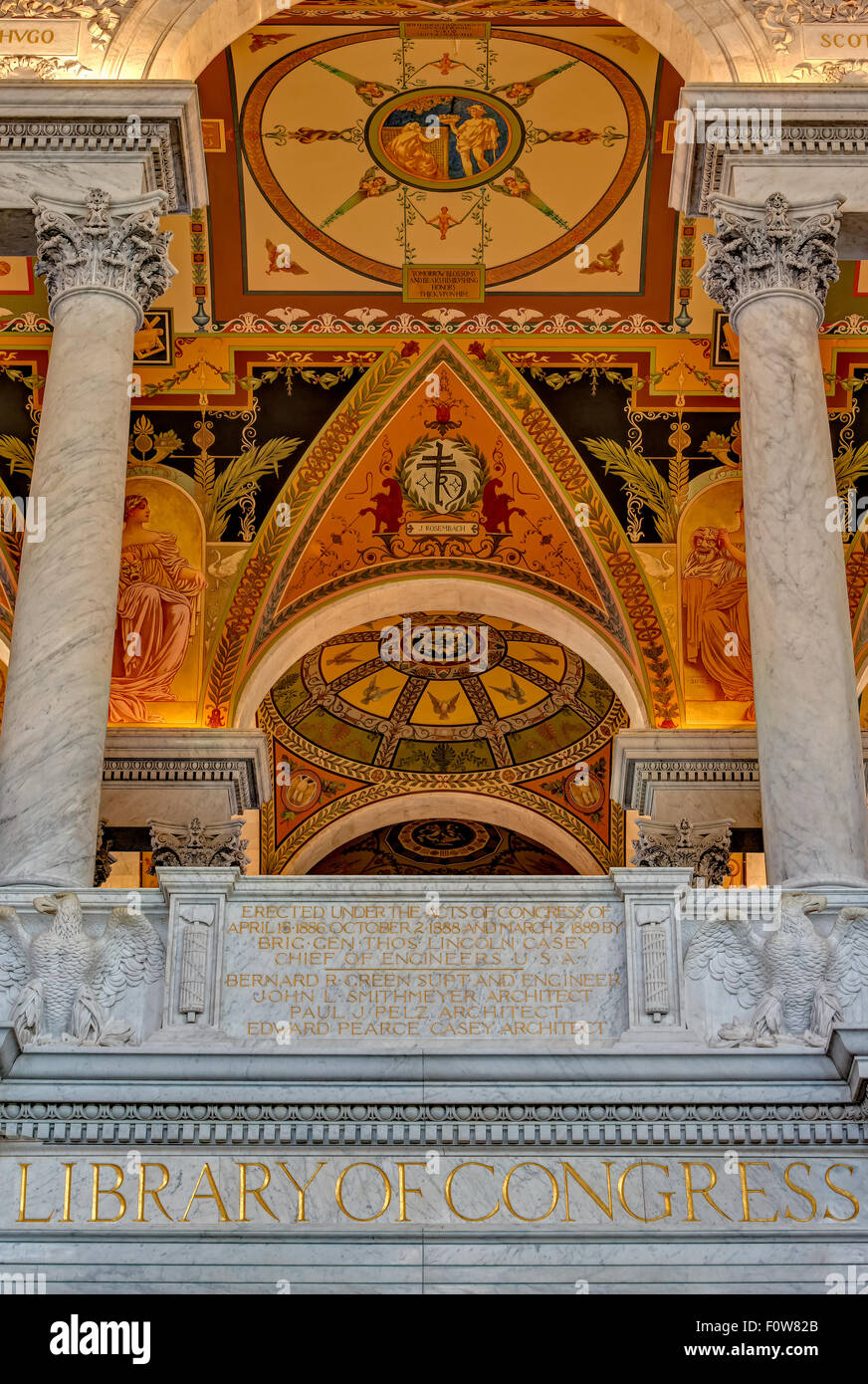 Una vista desde el hall principal a una sección del techo y la inscripción de oro en la Biblioteca del Congreso en Washington DC. Foto de stock