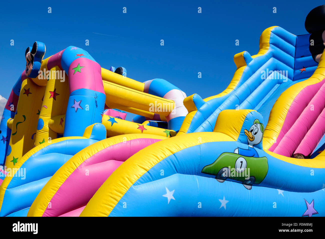 Tobogán inflable fotografías e imágenes de alta resolución - Alamy