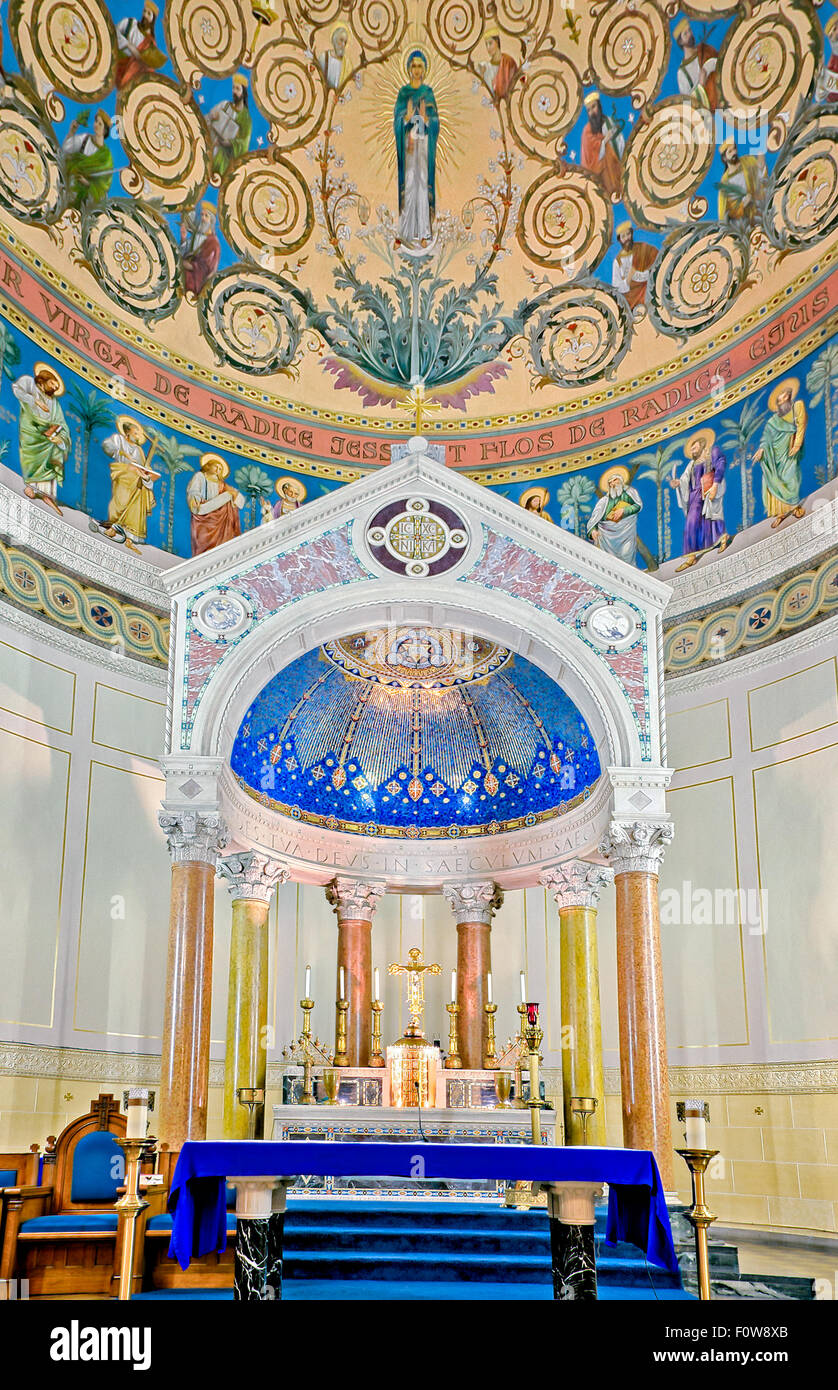 Una mirada cercana a la intrincada y colorido altar en la Iglesia de Santa María. Foto de stock