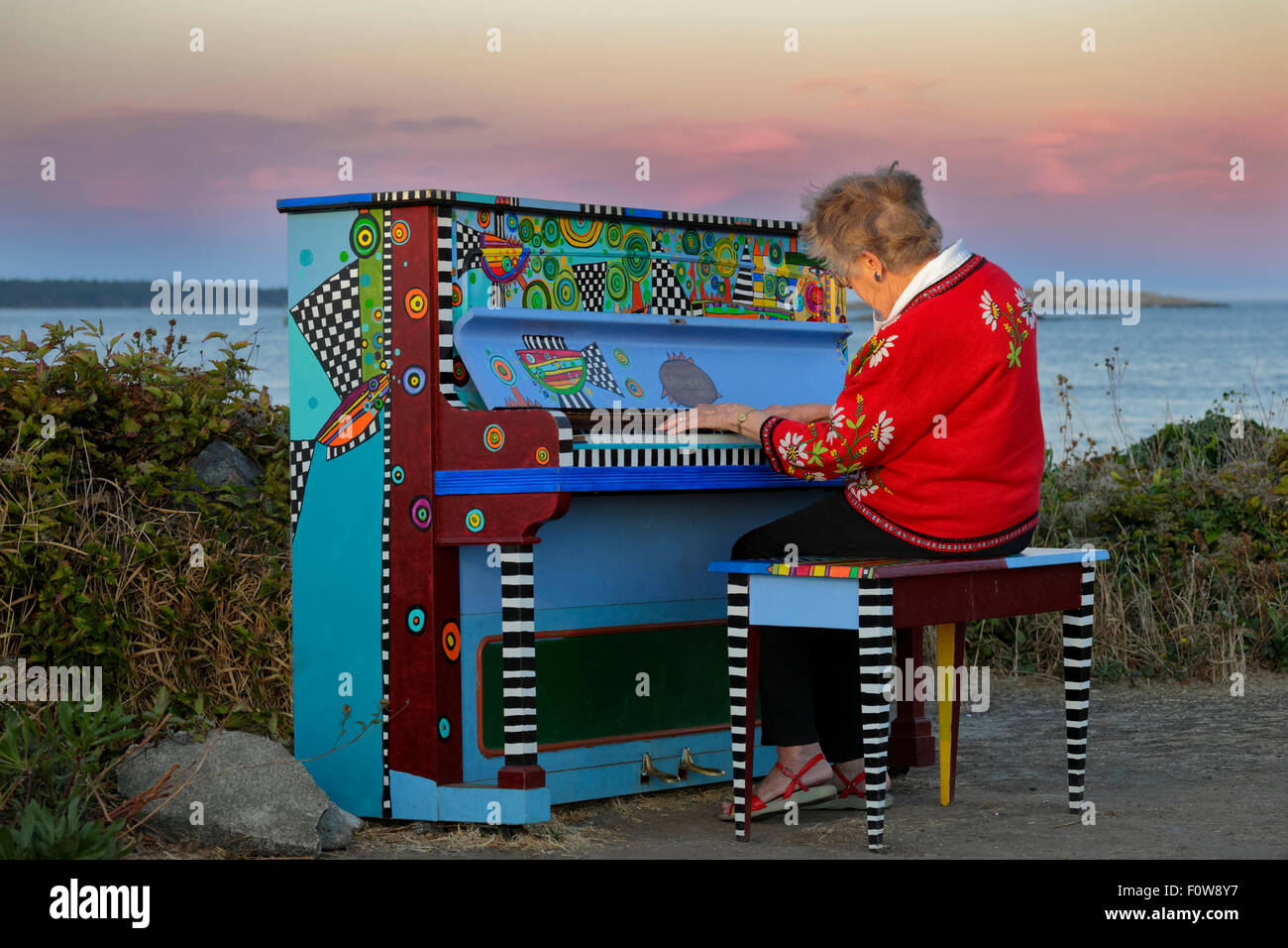 Senior Citizen mujer tocando el piano en exterior colorido Marina-Victoria Oak Bay, British Columbia, Canadá. Foto de stock
