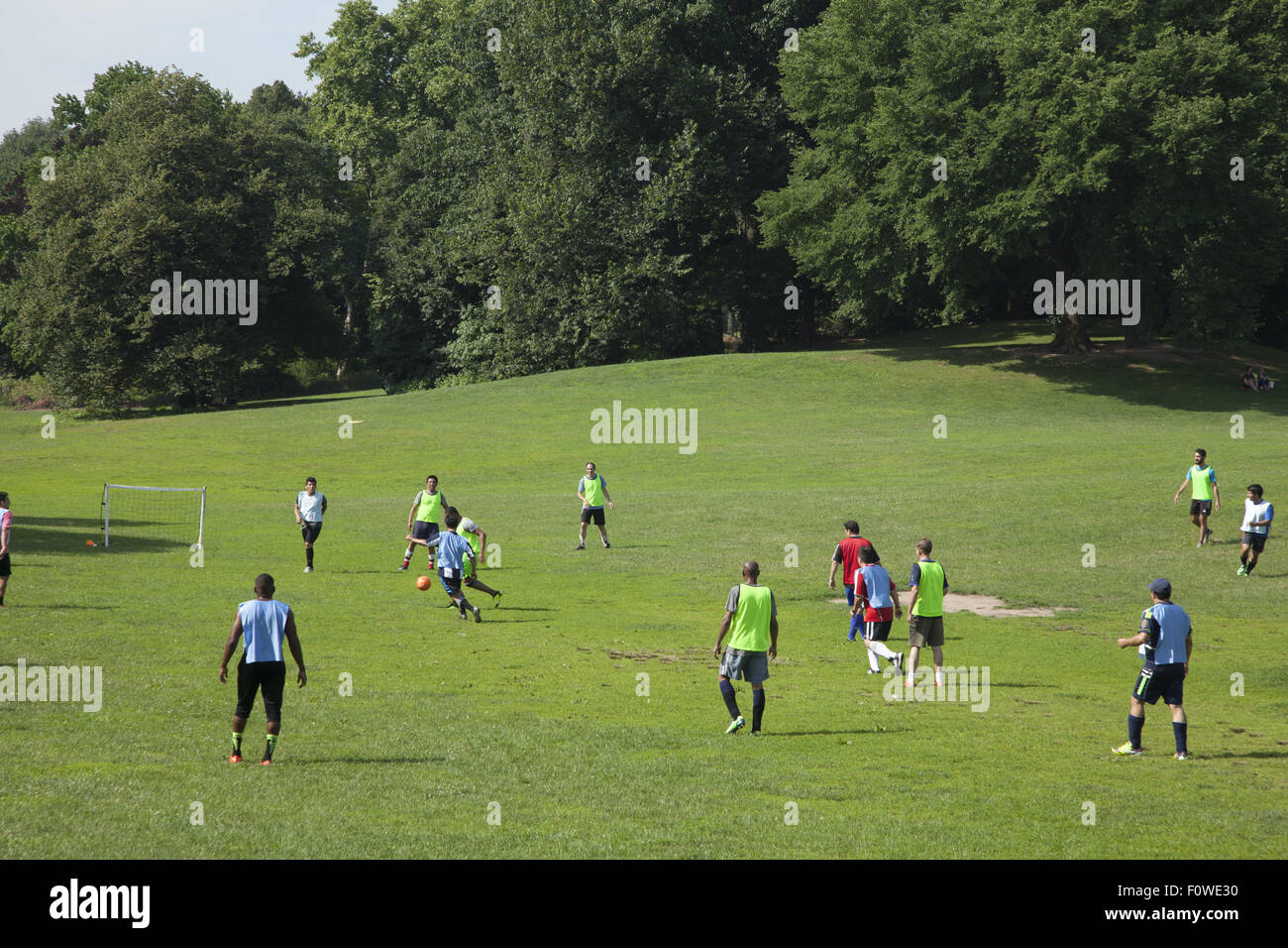 Mañana juego de fútbol a lo largo de la 'larga pradera' en Prospect Park, Brooklyn, NY. Foto de stock