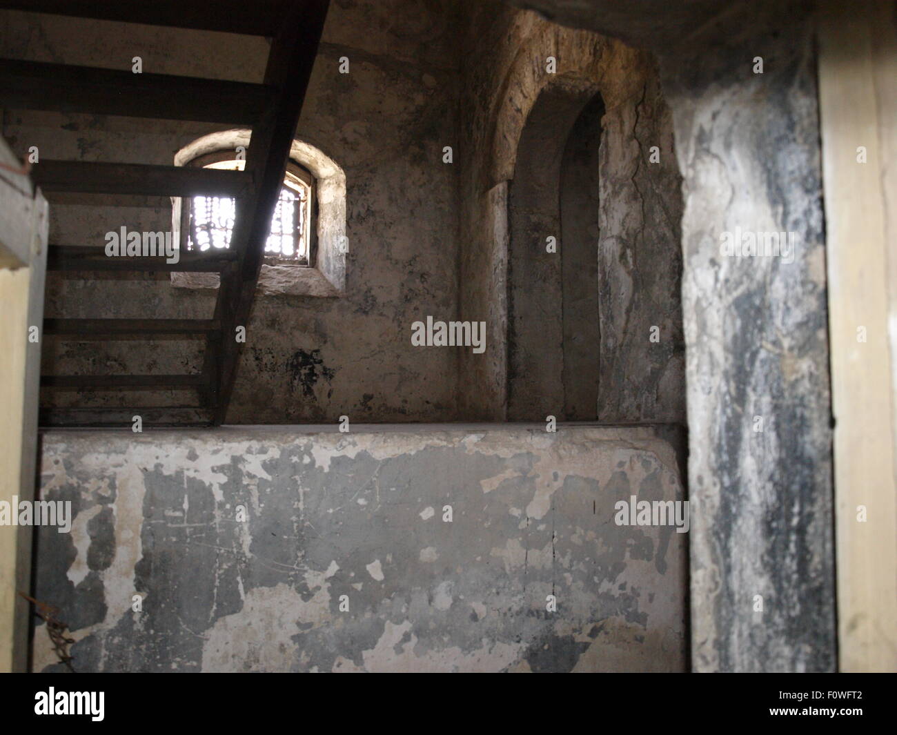 Gjirokastër, Albania, el castillo medieval. Fortaleza, prisión, que ahora es un museo. Celda de prisión hasta los años ochenta del siglo pasado. Foto de stock