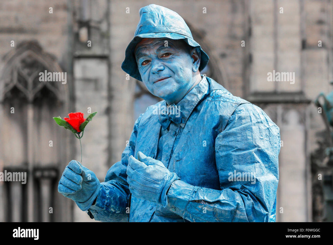 Nebojsa desde Serbia, actor, como una estatua en la calle Royal Mile, durante el Festival Fringe de Edimburgo, Escocia, Reino Unido Foto de stock