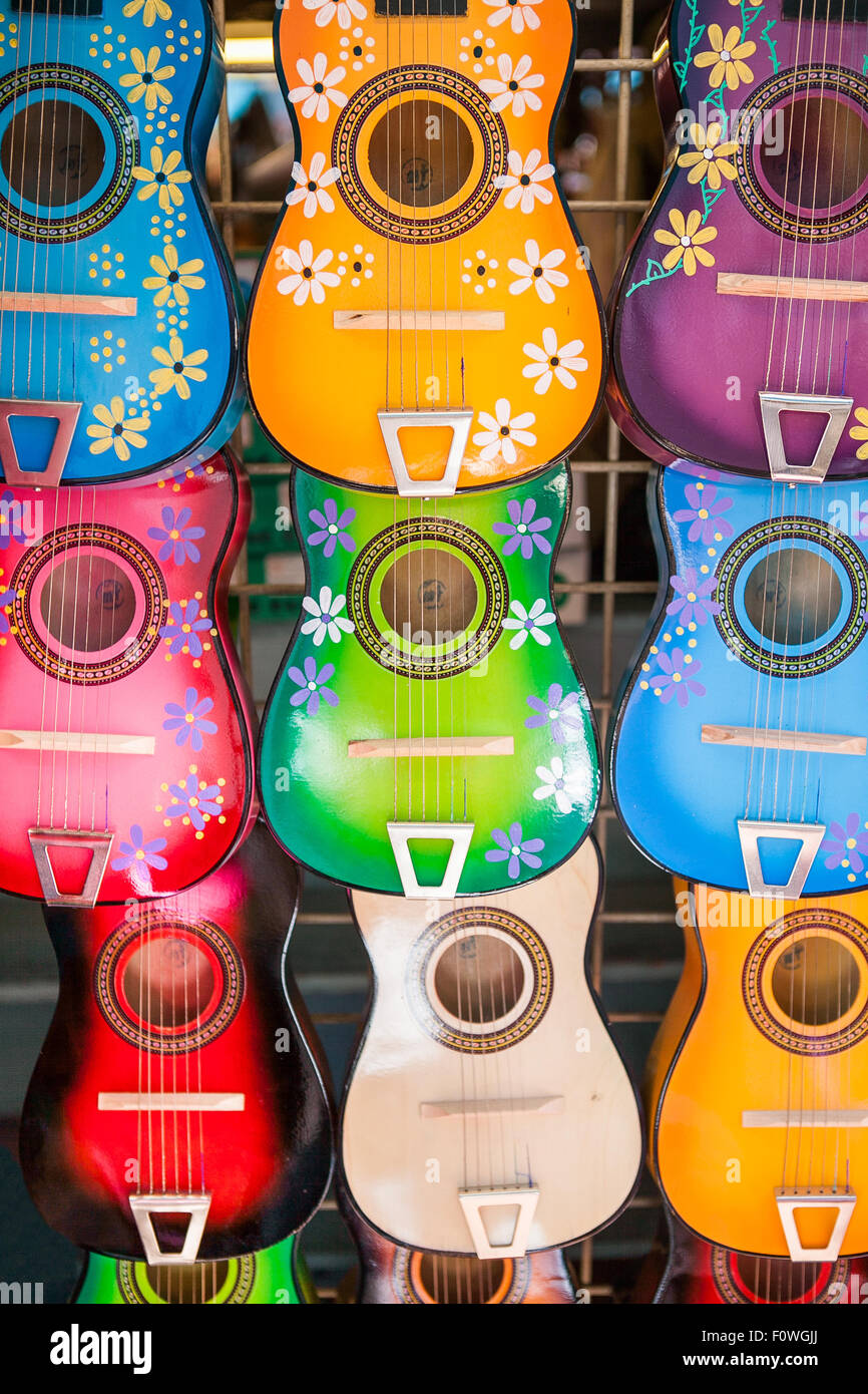 Fondo de coloridas guitarras mexicanas Fotografía de stock - Alamy