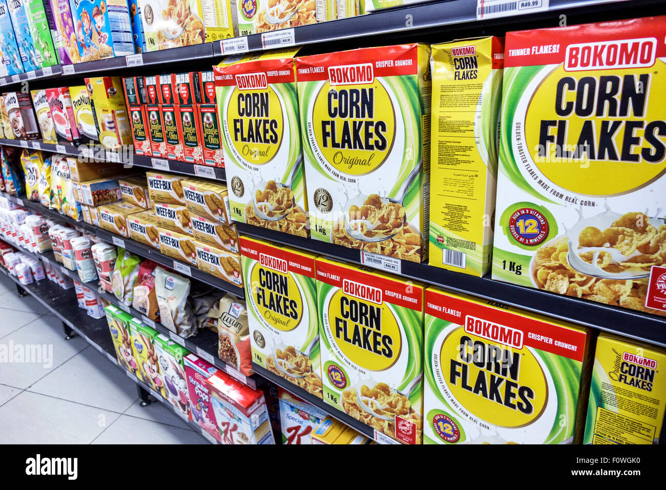 Ciudad del Cabo Sudáfrica, Balmoral tienda de comestibles supermercado mostrar venta de alimentos, estantes estantes desayuno cajas de cereales Bokomo Maíz Flakes interior Foto de stock