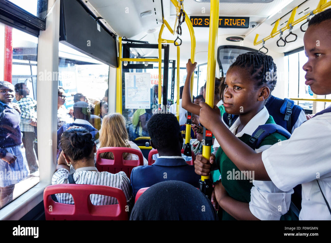 Ciudad del Cabo Sudáfrica, African, MyCiTi bus, transporte público, negros africanos africanos minoría étnica, afro-americanos, niños, estudiantes educa Foto de stock