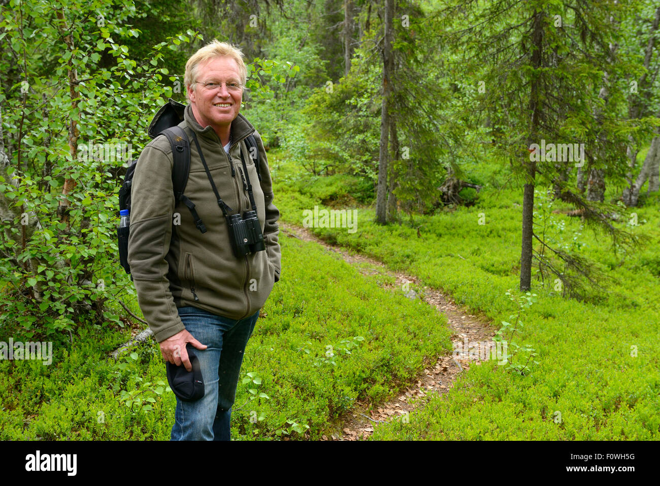 Frans Schepers, Director Gerente de Rewilding Europe, en King&#39;s Trail hiking trail con binoculares, el Parque Nacional Padjelanta, Kvikkjokk, mayor área Rewilding Laponia, Laponia Norrbotten, Suecia, en junio de 2013. Sólo para uso editorial Foto de stock