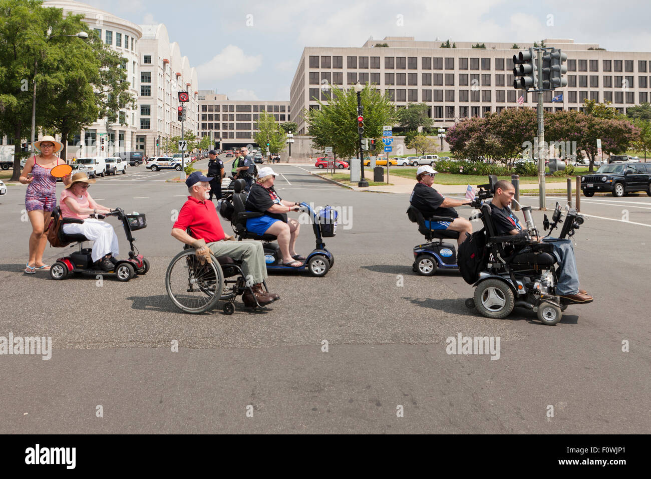 Las personas con sillas de ruedas y su concentración y marcha de la familia  en el Capitolio en apoyo de la Ley de Estadounidenses con Discapacidades  Fotografía de stock - Alamy