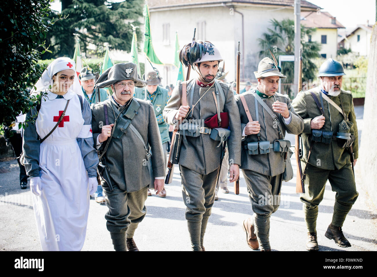 Aparece vestida con uniforme militar italiano de la I Guerra Mundial  Fotografía de stock - Alamy