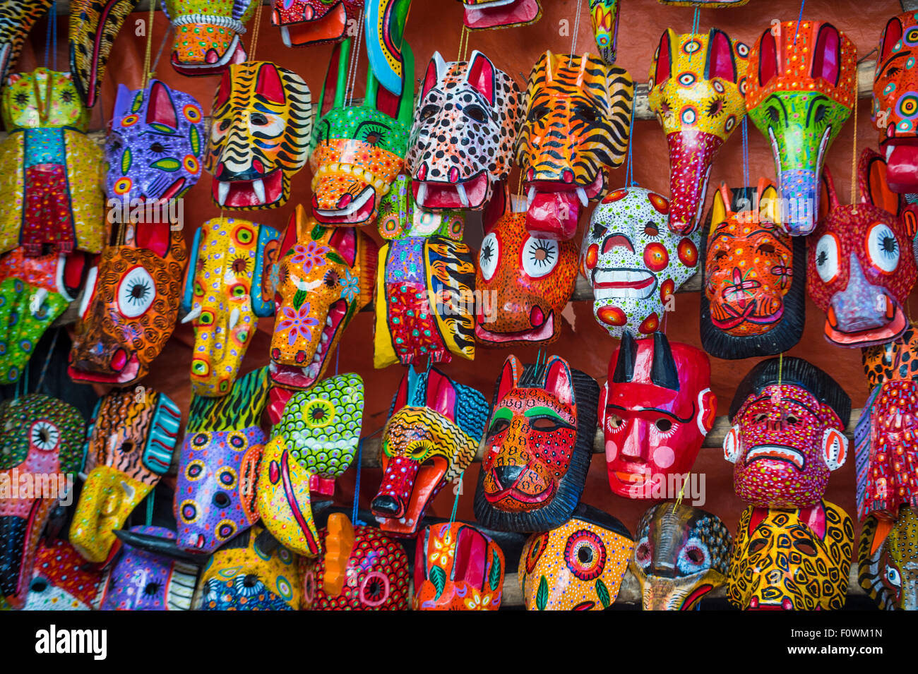 Mayan máscaras de madera para la venta en el mercado de Chichicastenango en Guatemala. Foto de stock