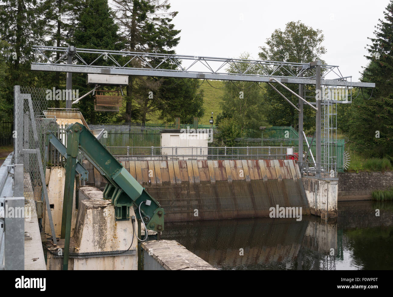 La ingesta de agua para el Bonnington Hydro Power Station en el Bonnington Linn, New Lanark, South Lanarkshire, Escocia, Reino Unido Foto de stock