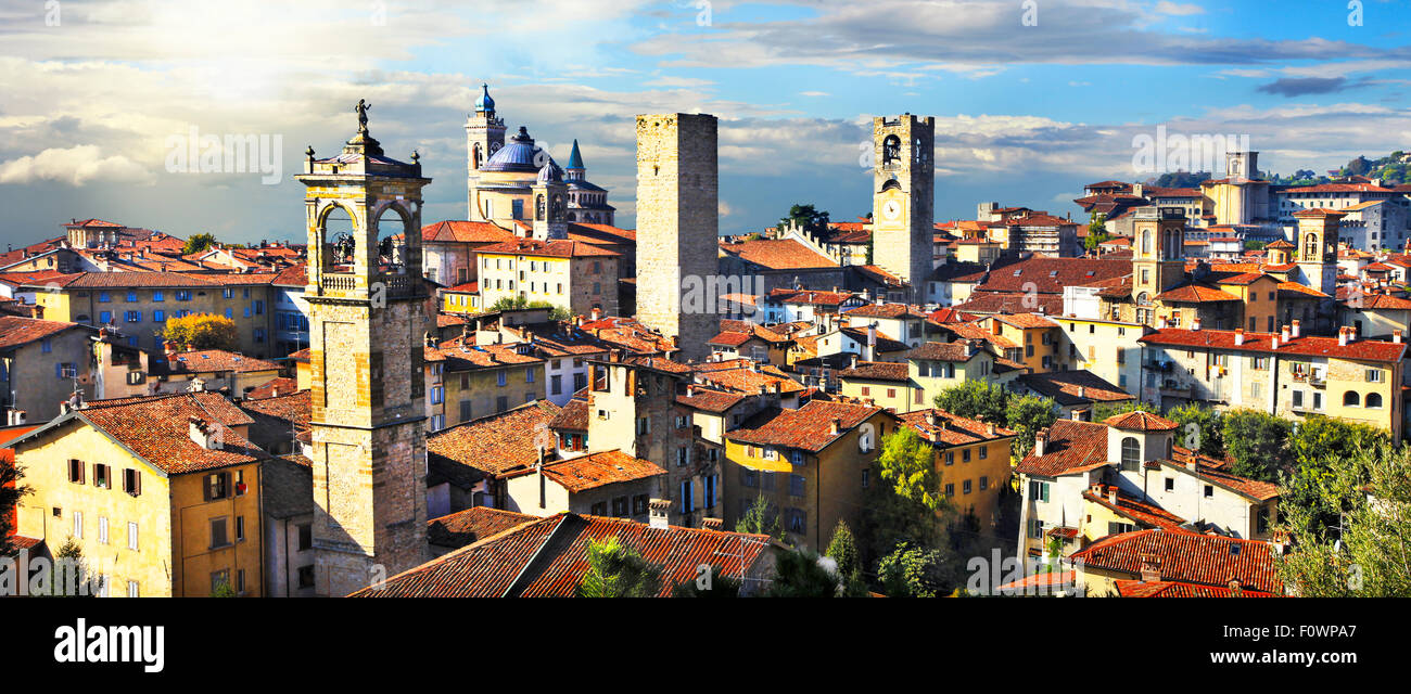 La bella ciudad medieval de Bérgamo, Lombardía, Italia Foto de stock
