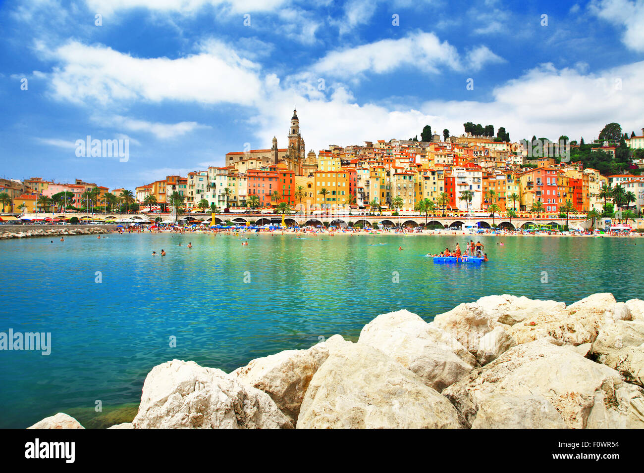 Colorido Menton -ciudad costera - sur de Francia. Foto de stock