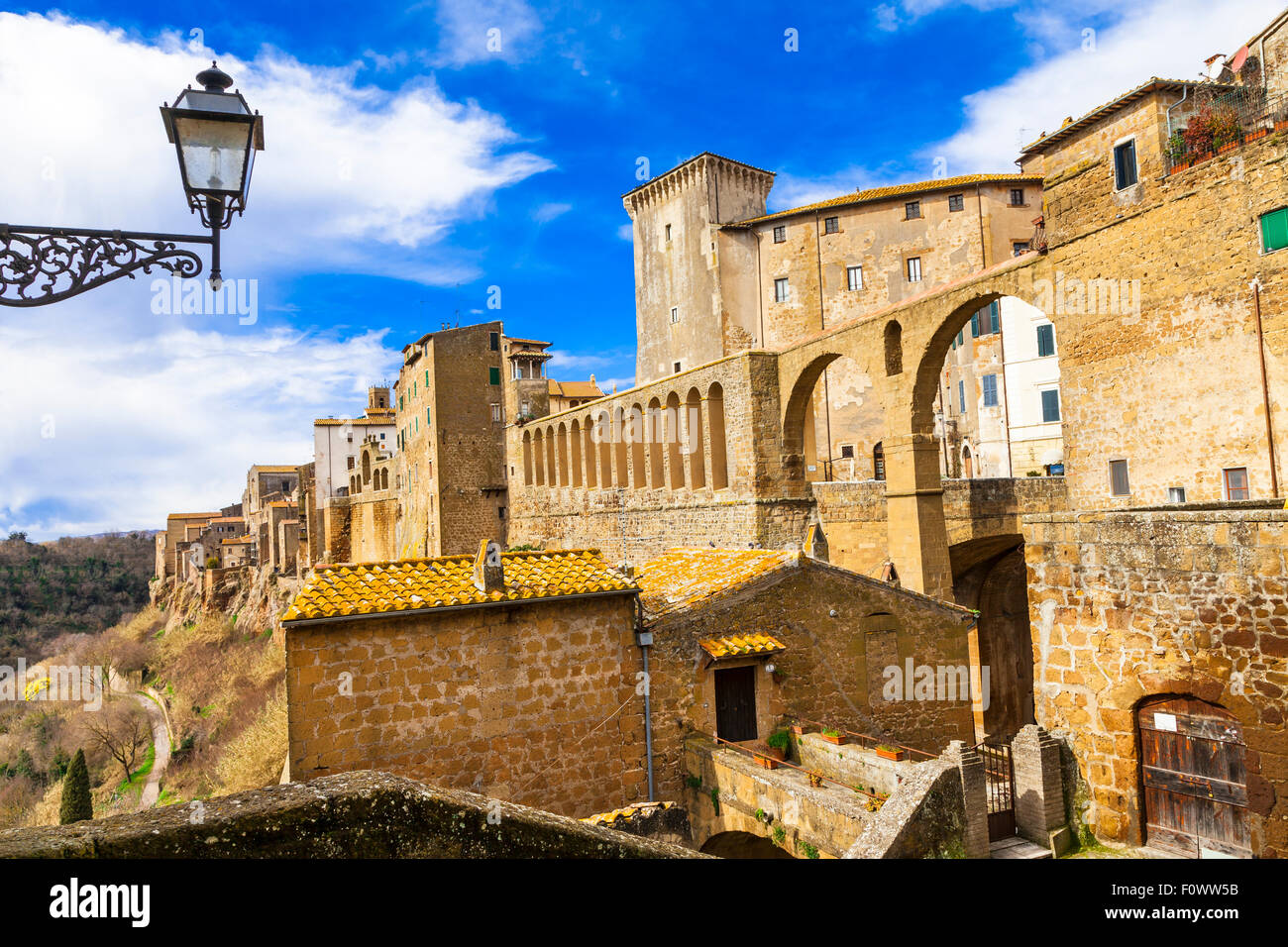 Impresionante Pitigilano - ciudad medieval en toba rocas en la Toscana, Italia Foto de stock