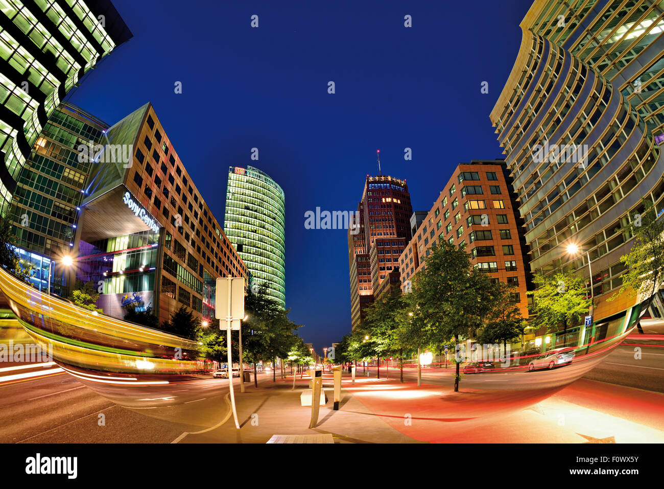 Alemania, Berlín: Arquitectura contemporánea en la Potsdamer Platz de noche Foto de stock