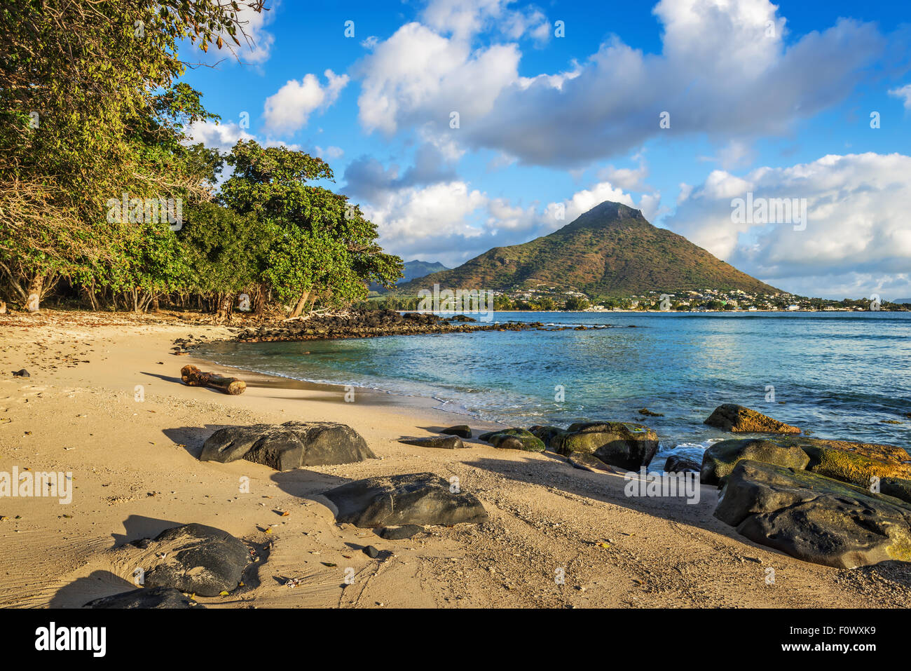 Costas rocosas y arenosas en Tamarin Bay, Wolmar, Flic en Flac, Isla Mauricio, el Océano Índico Foto de stock