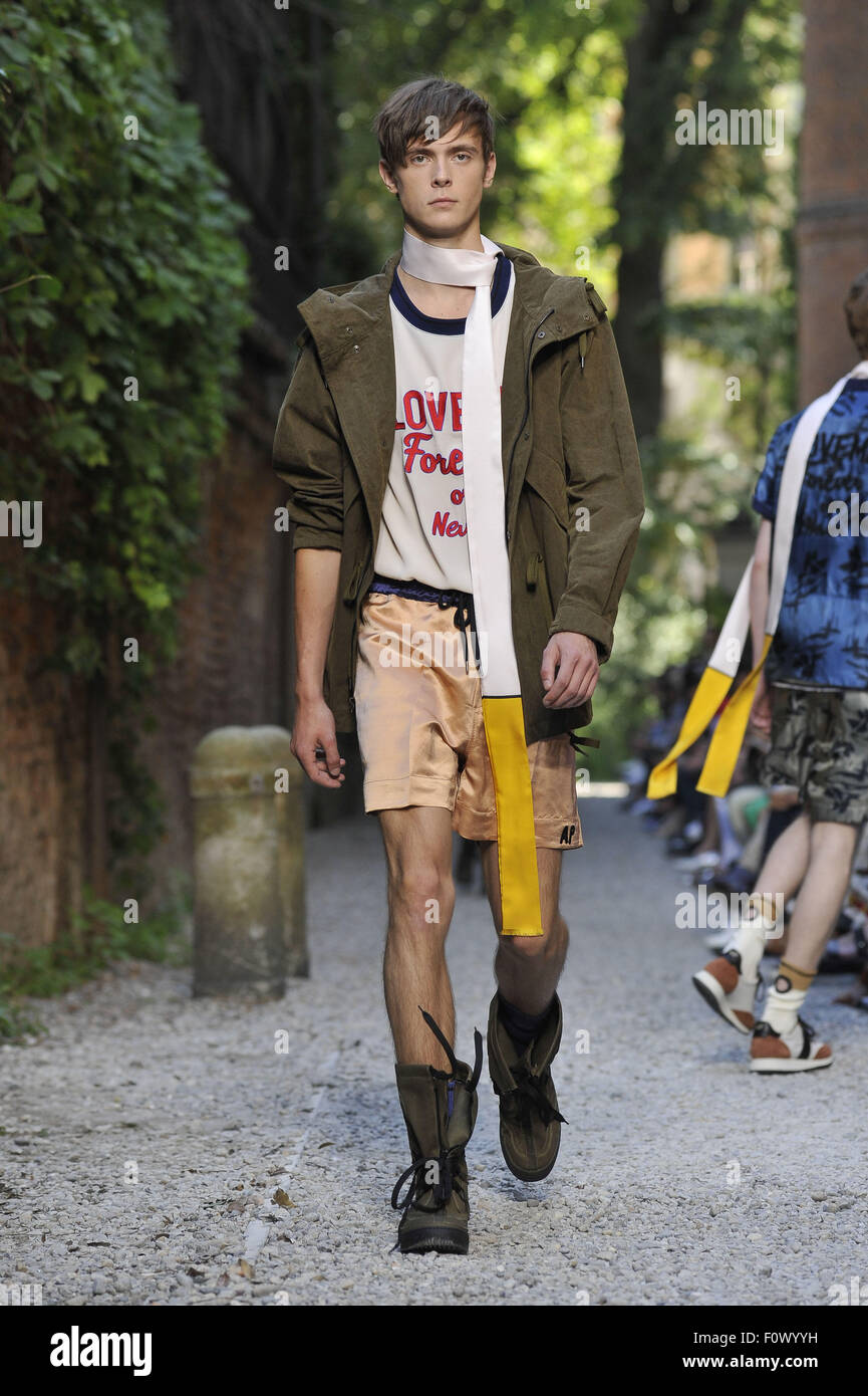 Los hombres la Semana de la moda de Milán Primavera/Verano 2016 - Andrea  Pompili - Catwalk Featuring: Modelo donde: Milán, Italia cuando: 20 Jun  2015 C Fotografía de stock - Alamy