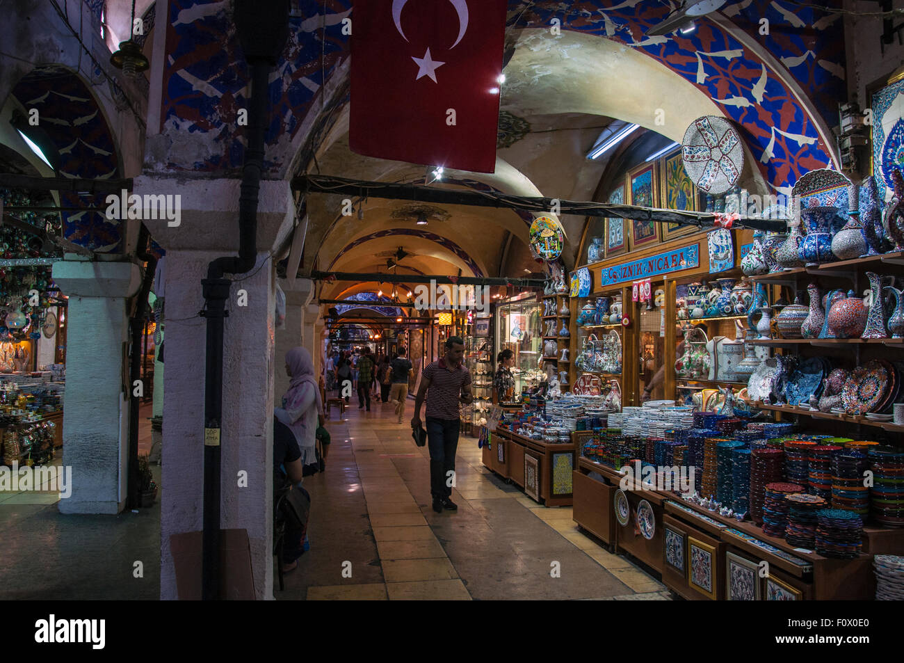 Estambul, Turquía - Agosto 19, 2015: el Stand de mercancía turca en el Bazar de Estambul. Disparo de Estambul. Foto de stock