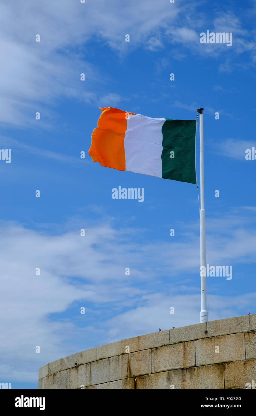 La bandera tricolor irlandesa tricolor república de Irlanda Foto de stock